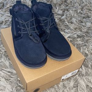 Big kids Ugg boots, size 5